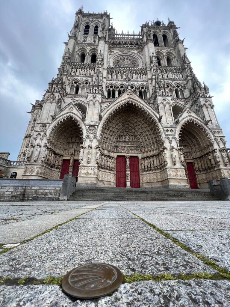 Cathédrale d'Amiens. Le siège de l'association est en face de la place