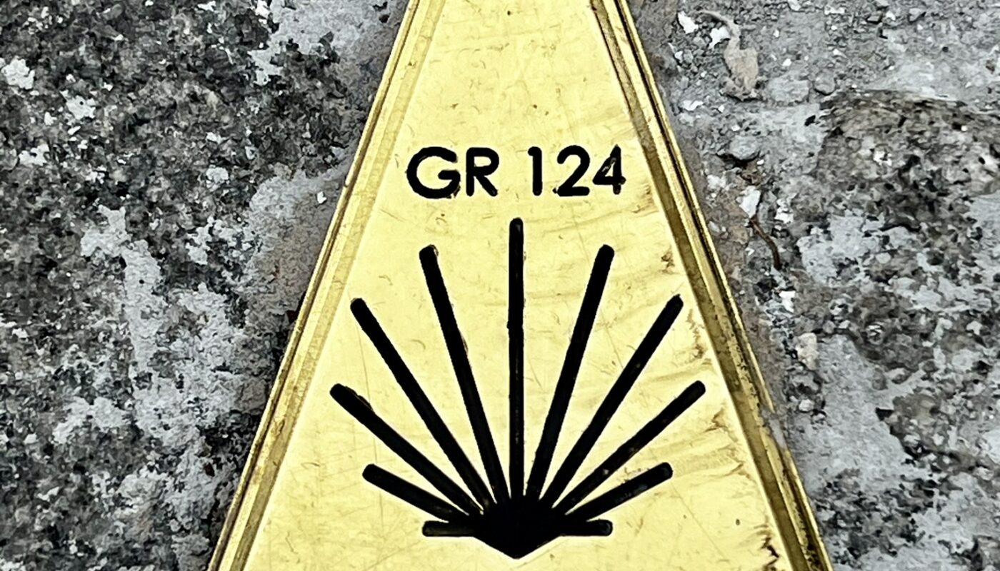 Un des deux 2 clous matérialisant le GR124