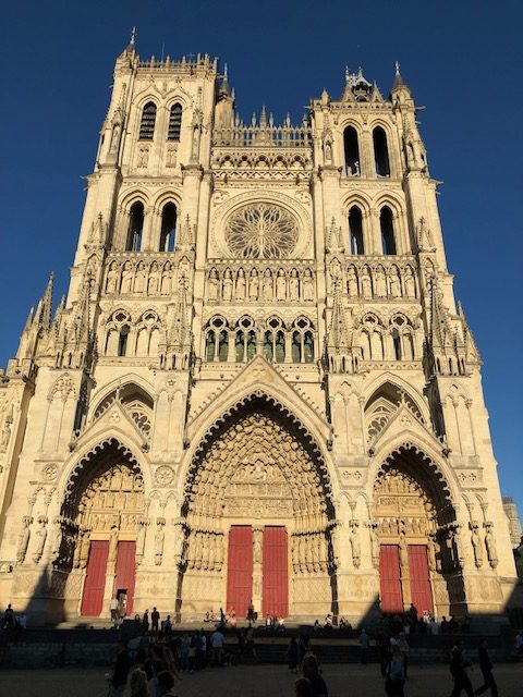 Parvis de la cathédrale d'Amiens.
Association Compostelle d'Amiens