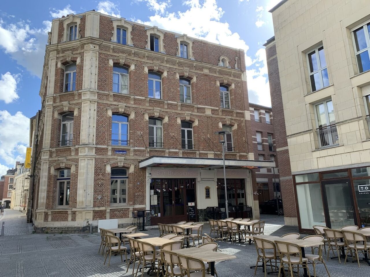 Le-Parvis-terrasse-jpeg Le parvis.